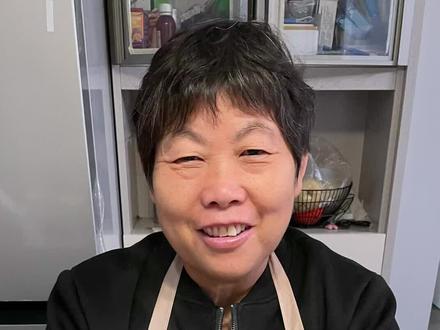 今天我婆婆做了我们家乡的萝卜卷,满满的童年回忆,回家必吃的,想家了#家乡的味道 #萝卜卷