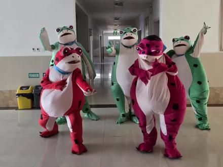 当了一年的牛🐮马🐴,年底当青蛙🐸#年会舞蹈 #青蛙舞 主打一个搞笑#搞笑