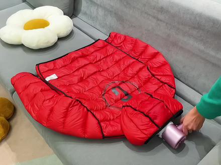 洗完的羽绒服总是一坨一坨的!或者平时着急穿的衣服出差旅行都可以用这个烘干袋,洗完的羽绒服一边加热一边拍打,不仅干的快,羽绒服也会更蓬松软和#羽绒服蓬松小妙招 #羽绒服烘干袋 #羽绒服 #烘干袋 #烘衣服神器