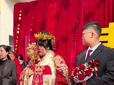 明明女儿朱雪梅大婚,为何大衣哥大衣嫂全家缺席?看似“隐身”的婚礼,却是父亲最深沉的保护#大衣哥女儿朱雪梅 #大衣哥朱之文女儿朱雪梅出嫁 #大衣哥 #影娱热点团 #内容启发搜索