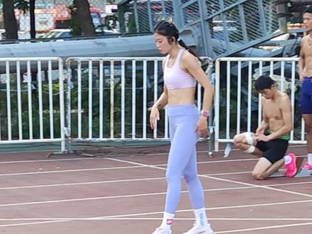 #吴艳妮 #田径 #夏思凝 #跨栏 #体育生 吴艳妮 沈阳大奖赛 训练原版视频
周围观众妥妥的 东北话😂😂😂