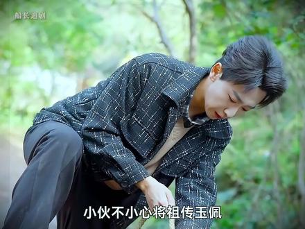 天价葡萄80元一串,刚出摊就遭哄抢... #一口灵泉一亩田 #新剧来袭 #好剧推荐