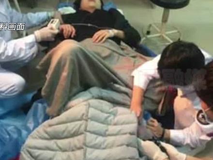 女子孕中期乘飞机早产 医护合力抢救#暖心 #孕妇早产 #飞机