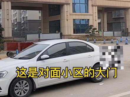 这是正对着的两个小区,不知道开发商咋想的,一个这么气派的大门一个这么小气的二门,真的不在乎大门吃小门的说法吗?开发商出来解释一下吧!还我们业主一个面子#装修 #入户门#小区大门@DOU+上热门 @DOU+小助手