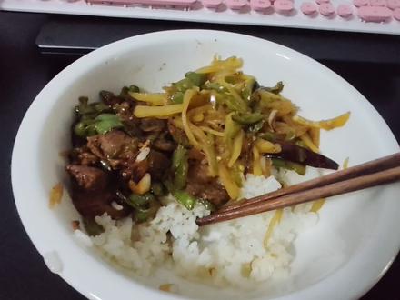 某天,我打电话问我妈妈,我说如果有钱了,你想做什么?旅游或者是什么?
她沉默了一分钟,然后说不知道,我可能会想打麻将吧,一坐一整天,坐几天几夜,很久没有舒服打麻将了
我对旅游没什么兴趣
我有时候就拿手机刷刷视频头疼,有时候太无聊了,我就起来做事,摘菜卖菜
有时候,我好几天不种菜卖菜,就在家躺着,根本就待不住,感觉浑身不舒服
你弟弟一个月生活费两千,他太能吃了,哎现在生活压力蛮大的,你找到工作没有?
没有,我在写小说。
写你那个伤脑筋得很,你少写点,尽快找到工作。
我听着她念叨,同时也觉得有点对不起她,感觉她已经完全失去自我。
她很爱我们。
我看到那个五十九岁的阿姨去自驾,或者是保洁阿姨养花的,各种爱好,她什么都没有,只想守着她的几块地,种菜,赚钱,打几局麻将。
她是真的很爱自己的孩子,我小时候,在家也没有学好做饭,最多就是把饭煮了,把去地里摘菜,洗菜,却不会做饭,农村人家的孩子不会做饭真的很匪夷所思。
我们五姊妹都不会做。
我们都是毕业了出来学会的做饭。
她和我爸一样,年轻的时候都很爱赌,在妈妈生我的时候,爸爸曾经把家里的最后十几块钱拿去赌。
后来孩子多了,他们为了孩子,都放弃赌十几年。
好多年后,她卖菜后,自己挣钱了,拿自己的卖菜钱去赌,被我爸喊回来几次也没赌了。
记得小时候,爸爸还会带着我们下象棋,打羽毛球,下五子棋,斗地主。
妈妈就在一旁温柔的看着,有时候跟我们一起斗地主
每次回家,我都会和她炫耀,有不少男的追我,她就温柔说,那以后一定要嫁好点,我都给你绣好刺绣了,她绣一副一米多的刺绣,最后我说不结婚卖了。
她是个老实女人,爱自己的家人。
有时候我说爸爸打我们打她各种不好,她会反驳我,你爸爸在男人里算好了,你们读书都是靠他,我养不起你读书,仿佛她最幸福的事是自己的儿女读了大学,不用受她曾经受过的苦。
她对爸爸是感恩的
她小学二年级就被迫辍学了,从此开始挖野菜赚钱补贴家里,16岁就出门进厂,一辈子都在吃没文化的苦。
后来,我说我不结婚了,她说你只要自己养得起自己就行,可以不结婚了。
她的人生被我们一辈子耽误了,也不穿什么漂亮裙子,唯一爱自己的方式也只是戴点金耳环,有一条很细的金项链,都是自己赚钱买的。
而我带她出去吃外面的所谓几百大餐,她说工业香精太多,没有她做的好吃。
嗯,确实也没有。
希望以后她能如愿以偿天天悠闲地打麻将,希望我弟弟早点大学毕业#美食 #随笔