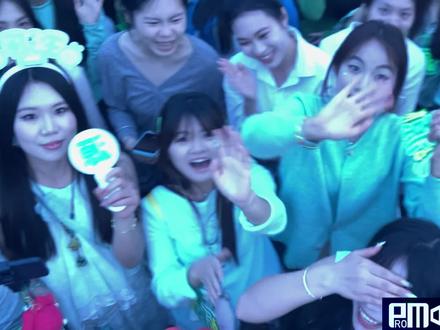 此视频拍摄于3月21日下午18:41分在南宁青秀山风景区音乐大草坪的与各位小汤圆们的合照 在此之前我一直觉得追音乐节是很累的事情(虽然现在也是) 从早上八点起床化妆再到排队进场 差不多从十二点进区域之后手机就没网络了 是真的与时间失联的十个小时 我们从中午十二点等到晚上的九点等待着你的出现 唯一支撑我们坚持下去的动力就是等待着你的出现 每一位歌手过后就觉得离见你又近了一步 可是奈何时间总是很快 因为音乐节的安排你只出现了30分钟 时间虽短 我们的记忆犹在 这一段奇妙的旅程又让我们进入了一个新的阶段 依旧期待我们的下一次见面 更期待四巡在贵阳看到你的身影 我们下次见🥹#王源南宁 #王源 #王源四巡