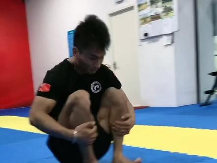 学空翻前必备的几个空翻基本功,准备学空翻的小伙伴,可以多多练习,这都是针对空翻进行的基础训练,加油#空翻教学