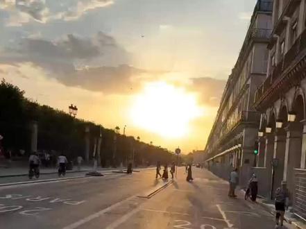 【#2024巴黎奥运会进行时# 】好浪漫!!!一起来看杜乐丽花园的主火炬台热气球升空#2024巴黎奥运会