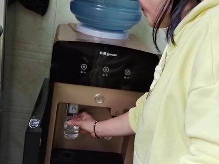 #速热饮水机 通电不烧水是一种很常见的问题,原因是缺水状态下启动加热,导致温控保护器跳闸,只要复位就可以了#饮水机 #吉首净水器 #吉首沁园
