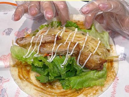 成本超低,味道贼好的老北京鸡肉卷原来制作起来这么简单!这下学校门口直接卖爆!#老北京鸡肉卷 #老北京鸡肉卷做法 #鸡肉卷 #学校门口摆摊小吃 #鸡肉卷饼