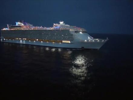 可容纳8800人的巨型邮轮,全长362米,如同一座移动的海上城市(1) #纪录片 #dou来安利纪录片