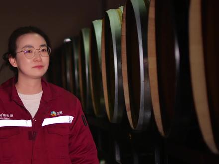 《陈酿 · 时光之味》:长城天赋酿造手记 | 听酿酒 酒窖里没有钟表,但时间从未停止工作。看酿酒师如何“听”懂橡木桶的呼吸,为每一滴酒找到它最好的样子。#葡萄酒 #酿酒 #葡萄酒制作过程 #宁夏贺兰山 #酒知识