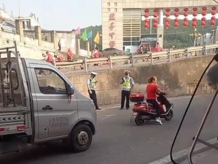 二杠三星的一级警督都上街执勤了,厉兵秣(mo)马。赢战高考👍