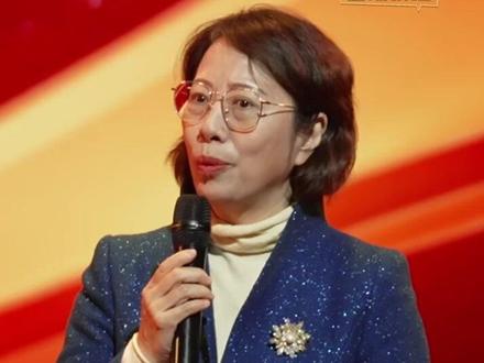 “天上的飞机比鸟快,我们地上的车比马快,在那个年代,我们国家的军舰,还跑不过大海里的鱼”——因为父亲的这句话,儿时的田小川立下造船报国的人生志向。#科学家精神百场讲坛 #科学家精神 #守护蓝色家园