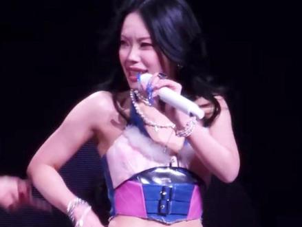 疑似被闺蜜逼疯后写出来的 #万妮达 #万妮达新歌 #分手别给我打电话 #万妮达厦门演唱会