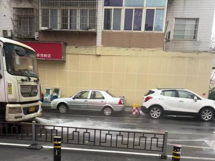 #洒水车 #洒水车为啥会在雨天洒水 一直不明白这个意义多大,下雨也要洒,出太阳也要洒,是有什么指标吗?