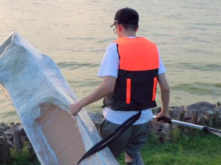 挑战!用纸箱做个纸船下湖划船!