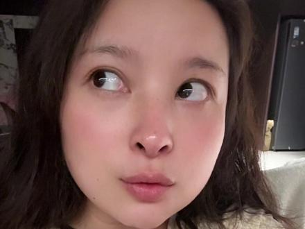 #五个女博士 这件事从客观评价,猜测应该是得罪什么人了,宣传这么多年都没人管,突然就铺天盖地的负面报道,而且整个市场卖各种各样胶原蛋白液的品牌博主,几乎都是宣传这些功效的,别人没着就她们着了。胶原蛋白对人体确实有好处,但确实有些人的身体不适合长期大量摄入,会有副作用,大家还是慎重些,什么东西吃多了都不好的。