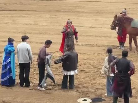 飞身上马这件事,看别人玩挺容易的
#清明上河园
#飞身上马
#岳飞枪挑小梁王
#第一次来河南怎么玩
#清明上河园上马也这么有节目