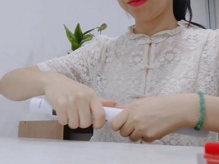 盖骑缝章小技巧:先把合同从背面卷起来,然后按着盖章。