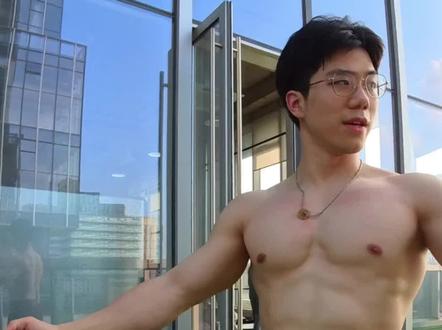 手法松解胸肌时可引导吸气打开前胸,解除上胸廓压缩所致的肩颈酸痛,同时释放斜方肌紧张与下腰压力,重建饱满胸廓与良好的呼吸扩张模式#筋膜放松#按摩#肌肉男#含胸驼背#胸廓压缩