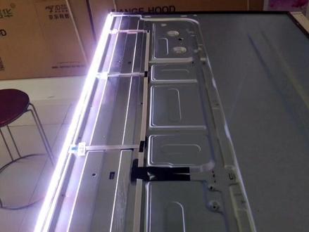 海信全面屏拆屏更换背光系统,型号:海信HZ50U7A故障黑屏,现在已经修好了,试机一切正常,画面清晰,感谢抖音粉丝哈。#液晶电视维修 #原创视频 #专业的事交给专业的人