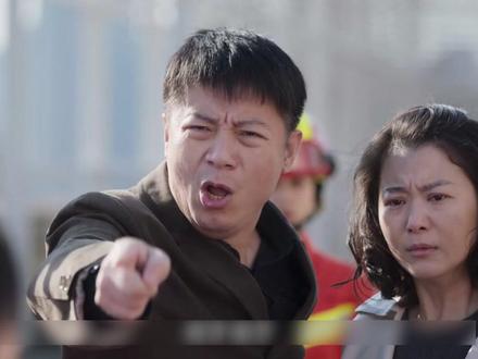 女孩被救后再入深渊,消防员解释却遭网暴 #黄景瑜 #张婧仪 #他从火光中走来 #热点 #电视剧