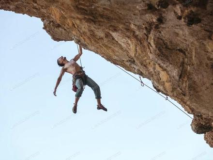 你敢相信吗?一个魔术师可以直接飞越16000米的大峡谷!你知道他是怎么做到的吗?没想到他竟然用了这种手段!