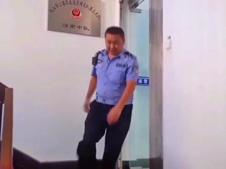 #11岁宽宽 #九江市双峰小学
那天,爸爸和你说了,要继续替你保护我,爸爸很照顾妈妈,很疼妈妈,崽崽,爸爸会为你办好案子,一定达成你和同学们惩治恶教的心愿#公安子女