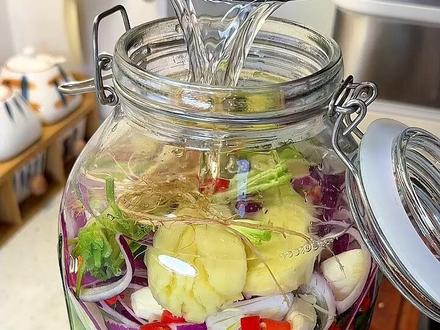 三根青萝卜腌了一大罐酸辣萝卜条,够吃好久啦,没胃口的时候来一小蝶,很下饭呐#抖音美食推荐官 #美食 #记录真实生活 #妈呀太香了 #一日三餐人间烟火简单而美味