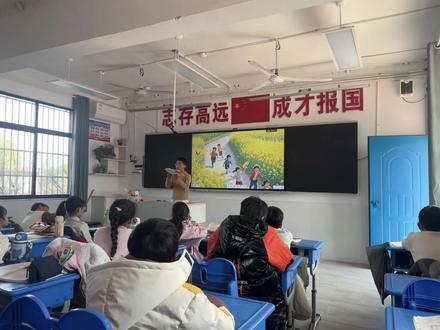 四年级孩子眼中朴素又炽热的油菜花。“我敢说,就算是拿名贵的牡丹花和油菜花比,油菜花也毫不逊色。”#独属于春天的浪漫 #油菜花 #乡下人家 #四下语文 #作文