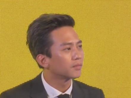 邓超弯腰致敬刘德华:顶级社交的智慧#邓超 #刘德华 #娱乐