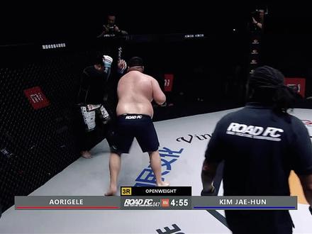 韩国拳王来华找敖日格勒打《二番战》,结果还是难逃被KO的命运!