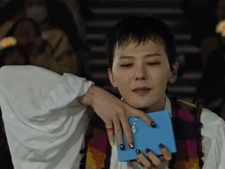 权志龙粉丝见面会送粉丝10万一条的满钻捷克豹项链#权志龙#bigbang#gd#权志龙粉丝见面会