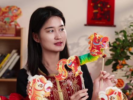 会伸缩的吉祥翻翻马,新年娃玩到不肯放✨ 圆滚滚的小马瞬间舒展,褶皱纸层层拉开像开花一样,阳光底下看红得发亮,仿佛把好运都拉成了具象的模样~
#创意手工 #DIY手工制作 #过年氛围提前拉满 #小朋友新年礼物 #马年手工