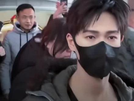 白鹿和李昀锐还没过年先演上小品了!
鹿鹿假装小林助理开始维护秩序,两个人演得也是不知天地为何物了
还有王安宇坐电梯偶遇了范丞丞,老熟人就这样开始悄悄聊天!
#2025微博之夜爆款创作大赛