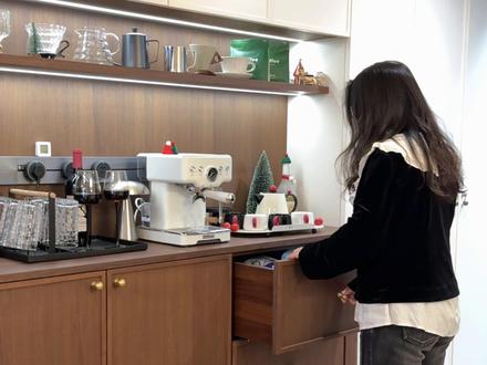 抄我家餐边柜的,都后悔装早了!🔥法式中古风细节全拆解!
90%人做餐边柜都踩坑!我家法式中古风被邻居追着问,今天把所有细节一次说清!
✅ 要法式高级感:
1. 骨骼线+黄铜拉手是灵魂!
2. 上柜下挂1cm,免拉手更极简
3. 开放格内退10cm,层次感拿捏
✅ 尺寸避坑指南:
▫️下柜高度90cm,不然头重脚轻!
▫️深度必须45cm,不然小家电全放不进去!
▫️开放格上层≥18cm(放杯子),下层≥50cm(放咖啡机)!
✅ 高级感秘诀:
✨ 柜门厚度做22mm!比18mm手感好太多
✨ 灯带内嵌!见光不见灯才显贵
✨ 圆弧收边!防磕碰还温柔
✅ 材质怎么选:
▫️白色柜门选烤漆,和墙面同色避免五颜六色的白!
▫️下柜胡桃木色实木贴皮,手感温润
▫️柜体新西兰松木,省钱又稳定
⚠️最后提醒:层板一定要做活动的!方便以后调整!
你家餐边柜踩过哪些坑?评论区见👇
#装修 #餐边柜 #法式装修 #装修避坑 #全屋定制