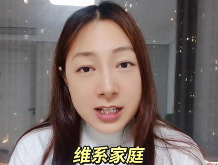 最近被《给阿嬷的情书》这部电影刷屏了。你看了吗?没有流量明星,没有特效轰炸,全片全程潮汕方言,成本才一千多万。可就是这样一部电影,豆瓣评分飙到了9.1,票房突破10个亿,被观众称为年度催泪神作。它讲了一个这样的故事 上世纪30年代,潮汕阿ma叶淑柔,结婚不久丈夫就下南洋打拼,从此一别几十年。唯一维系她的,就是一封封“侨批”——既是家书又是汇款单。这部电影最戳人的是什么呢?不是狗血的煽情,而是双方对家庭的责任和夫妻之间的情意 可就是这份“责任和情意”,看哭了无数人。
反观当下,丈夫在外应酬、加班、看人脸色,一肚子委屈没处说。
妻子在家,带孩子、做家务、照顾老人,一身的疲惫没人懂。
过去,一封信要走一个月,思念在等待里沉淀,委屈也在时间里慢慢消解。
如今通讯便捷,情绪却极易被外界左右。猜疑、试探、抱怨、冷战,慢慢消磨着彼此的温情。
大家都身处在讲求 “及时止损” 的时代,很少有人明白:维系一个家,从来不是靠轰轰烈烈的鲜花与礼物,而是细水长流里的包容与责任。
电影里的他们不懂太多相处的道理,却用最朴素的方式守住了小家。木生再苦再难也扛起责任,省吃俭用只为家里的老婆和孩子;淑柔再累再委屈也任劳任怨,只为在外打拼的木生能无后顾之忧。他们不是没有情绪,而是选择体谅;不是别无选择,而是从没想过放手。
而如今的我们,却常常陷入相互计较当中。其实谁都没有错,可当家里只剩下 “凭什么”,再也不见 “我愿意”的时候,爱意便早已淡去。
我们不提倡一味隐忍的苦日子,没人该独自承受委屈。但那份相处中的责任与包容,值得我们学习。
愿每一对现实中的夫妻都能知道:那个和你一起撑起这个家的人,也在你看不见的地方,为你对抗着这个世间的风雨。#给阿嬷的情书 #给阿嬷的情书电影 #夫妻 #夫妻关系 #夫妻情感