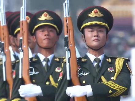 中国三军仪仗队是国家形象的钢铁象征,其选拔标准堪称 “万里挑一”。队员平均身高达 188 厘米,需通过严苛的政治审查、身体素质与军事技能考核。入选后,他们要投入高强度训练:每日训练超 8 小时,正步步幅需精准控制在 75 厘米,每分钟 112 步,更要做到数小时站立纹丝不动,眼神坚毅如炬。
仪仗队员身着 07 式仪仗队礼宾服,服装采用挺括厚实的特殊面料,确保在任何环境下都能挺立如松。陆、海、空三军的礼宾服以鲜明色彩区分 —— 陆军为松枝绿、海军为深藏青、空军为深蓝灰,绶带、袖章等细节也严格对应各军种特征。仪仗用枪选用特制的 56 式半自动步枪,枪身镀铬,搭配寒光熠熠的三棱刺刀,尽显威严与力量。
正是这种近乎苛刻的选拔条件,让队员的身高、服饰、配枪与步伐实现了完美统一;再加上严苛的训练,使得他们的步幅、频率都达到了极致。因此,三军仪仗队在阅兵中绝对是所有徒步方队的标杆,且难以超越。徒步检阅时,这支队伍以 “世界一流” 为标准严格要求自身:横纵斜线如刀切般笔直,步伐铿锵如一人同步,持枪动作精准到毫厘不差。
他们展现的磅礴气势与绝对纪律性,赢得了国际社会的广泛赞誉。正是因选拔严苛、训练标准极高且队员刻苦投入,三军仪仗队在所有徒步方队中,现场表现堪称最佳,没有之一。大家对这个评价有不同看法的话,欢迎在留言区告诉我。#军人 #军人风采 #抗战胜利80周年大阅兵 #中航工业 #中国军人威武霸气