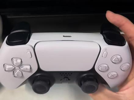 今天用手柄实机演示给大家说一下三种带球方式的操作方式,分别是中速盘带 加速盘带 敏捷盘带#eafc24 #手柄