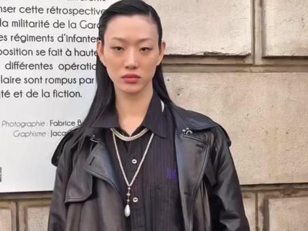 从骨感超模到美丽准妈妈,崔素拉终于变了 昨天看到崔素拉挺着孕肚走上Chanel首尔大秀,真的有种恍如隔世的感觉。
曾经的她是时尚圈最出名的暗黑系骨感超模,为了维持极致骨感长期节食,也曾因为身体透支付出不小代价。后来结婚、增肌、好好吃饭,再到如今成为准妈妈,她的人生轨迹发生了很大的转弯。
最让我感慨的就是从那个拼命追求瘦的女孩变成到坦然接受身体变化的女人,这一路其实比任何秀场都更难走。#AFExpress