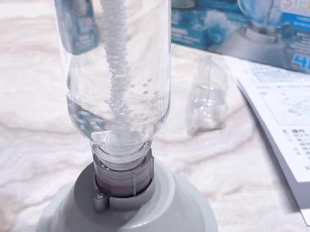 科学实验小手工—神秘的水上龙卷风
制作过程简单,现象有趣,非常适合小朋友们去探索哦!
水上龙卷风是一种发生在水面上的旋风现象,形成原理类似陆地上的龙卷风。
而我们做的这种装置只是模拟现象,不是自然界水龙卷的真正形成原因哦。
真正的水龙卷是在自然界里发生的,形成过程更复杂,需要风、气压、天气等条件。
在这个装置里,电机会带动叶轮旋转,当叶轮转动时,会推动水顺着一个方向旋转,就像你用手去快速搅动杯子里的水一样,水开始顺着一个方向旋转时,中间会形成低压区。水就慢慢被吸向中心,形成像漏斗一样的水龙卷形状,我们在水中加了泡沫球就更明显地看见漏斗形旋转水流的样子啦!#手工 #科学实验 #科学手工 #益智玩具#小学生