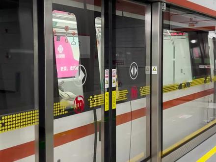 钱江路,杭州地铁首 个三线换乘站,未来还有绿汀路、西湖文化广场,9号线到达钱江路,开右门,去往2、4号线超长换乘通道