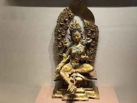 西藏博物馆是西藏第一座具有现代化功能的综合性博物馆。占地面积6.5万平方米,建筑面积近6.2万平方米,主体建筑为3层。采用花岗石砌就墙体,上端为藏式女儿墙,屋顶用琉璃瓦覆盖,馆内采用现代结构体,朝阳一面镶有进口落地大玻璃。新馆与老馆通过玻璃阳光大厅连接,建筑外观为传统藏式建筑,采用藏式元素300余种,藏式造型145个,藏式纹样200余种。绘制壁画面积达2400平方米,金顶大厅高达36米,是西藏地区最大跨度的玻璃透明金顶。
藏品总数达3万余件,其中一级文物304件。历史典藏系列展示了西藏自史前至清代的文物,如新石器时代的卡若遗址和曲贡遗址的石器、陶器等,还有唐蕃会盟碑文拓片、古格都城遗址出土的武器等。#西藏博物馆