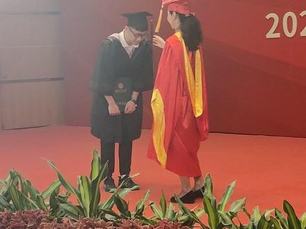 #毕业典礼#拨穗是大学生毕业授学位时的一种礼节,主要流程是系主任或校级领导把学生学位,帽上的帽穗,从右边拨到左边,再授予毕业/学位证书。#现场直击