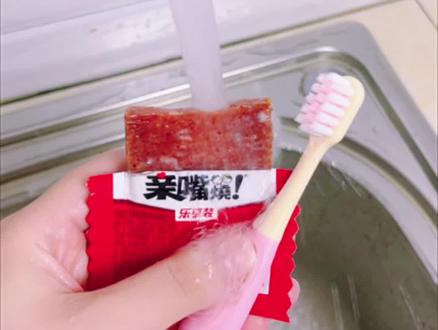 辣条太辣,这操作有点懵😁😁 #玩个很新的东西