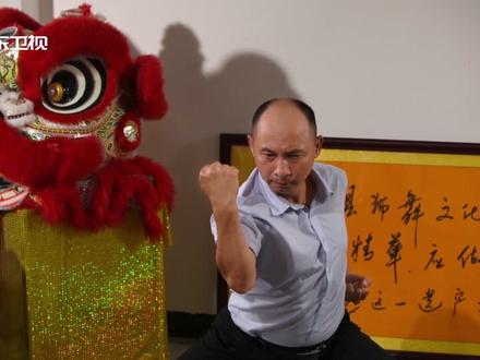 《藤县狮舞的前世今生》讲述了“小狮子”到“世界狮王”的扬名之路。从人、事、情的多维度来看,本片具有当下记录的社会价值,值得深刻探究和追寻的文化价值。
藤县狮舞融舞蹈、武术、杂技于一体。当代鼎盛期,当地舞狮队伍一度达300支。
2004年,藤县禤洲醒狮队获得马来西亚第六届云顶世界狮王争霸赛并列第一名,获得“世界狮王”“东方狮王”称号。2011年5月,藤县狮舞被列入第三批国家级非物质文化遗产名录。
从藤县禤洲岛上走出来的三个人物祝启春、邓明华、邓彬光颇具传奇色彩。如今,一个小哪吒式的六岁半儿童林海栋,长于山村痴迷狮舞,他的梦想是当“东方狮王”!
(本片由广东广播电视台、中共藤县委员会宣传部、藤县融媒体中心联合摄制)#藤县狮舞 #舞狮 #非遗 #传承 #醒狮醒国魂击鼓振精神