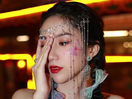 宝贝们 明晚八点半@安踏体育 不见不散✌️哈哈哈哈哈 等我哟