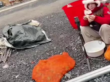 元子的榜一大哥大姐们 都在线下打赏 满满的一盆打赏 笑不活了😁😂@元子(荒野求生新人主播) #荒野求生 #荒野美食 #荒野韦山#张家界七星山 #老六荒野