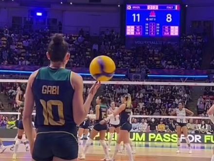 不愧是世界一流主攻手,连发个球都这么帅#排球 #排球🏐 #扣球 #比赛现场
